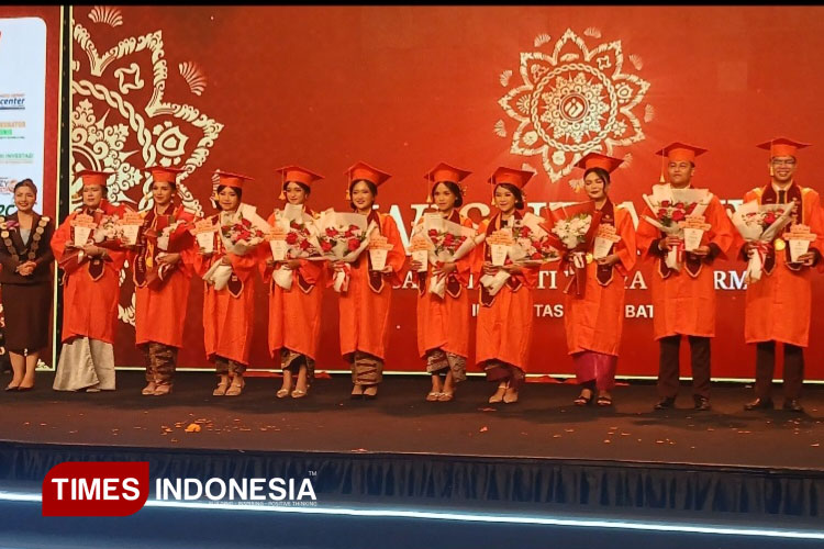 Para wisudawan terbaik didampingi direktur Elizabeth International School dan Kadisnaker Provinsi Bali. (Foto: Susi/TIMES Indonesia)