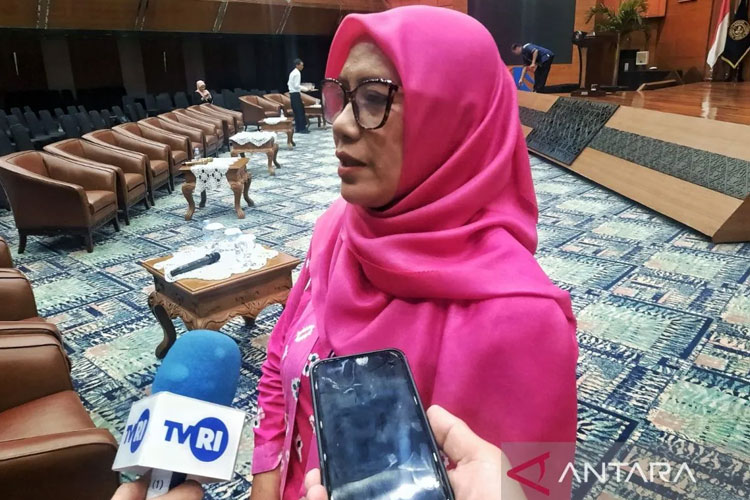 Ketua Komunitas Srikandi, Yanti Kariandi saat ditemui usai peluncuran buku Srikandi Indonesia - Soal-Jawab Seputar Kanker Payudara” karya dr. Inez Nimpuno M.P.S.,M.A. di Jakarta, Sabtu (25/10/2025). (Foto: Antara/Chairul Rohman)