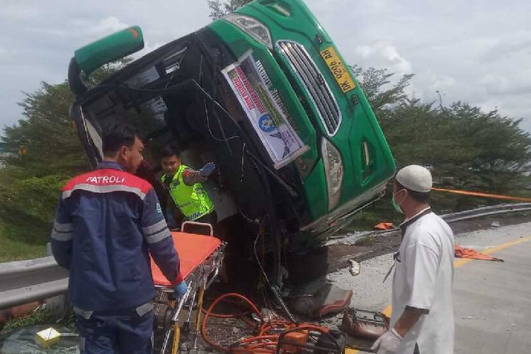Bus Wisata FKK Semarang Terguling di Tol Pemalang, 4 Tewas dan 14 Luka-Luka