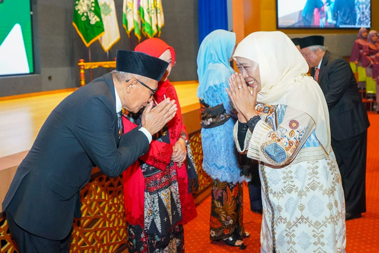 Pelantikan Rektor UNUSA 2025-2030, Gubernur Khofifah Ajak Perkuat Peran Perguruan Tinggi
