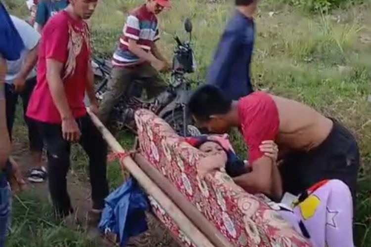 Warga Dusun Petung Desa Kretek Kecamatan Tegalampel Bondowoso saat ditandu ketika akan melahirkan menuju Faskes (FOTO: tangkapan layar video)