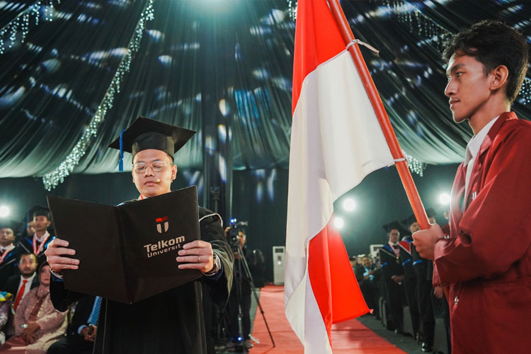 wisuda-Telkom-University-Surabaya-2.jpg