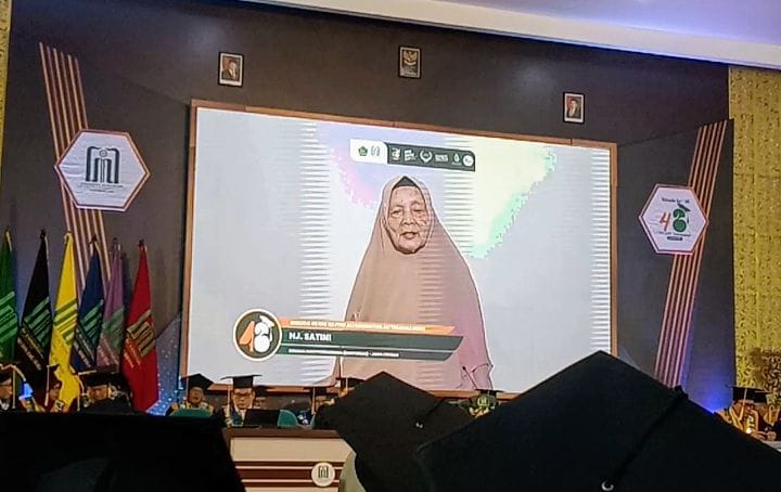 Bu Satini saat testimoni di depan wisudawan UIN SATU Tulungagung. (Foto: Fauzi/TI)