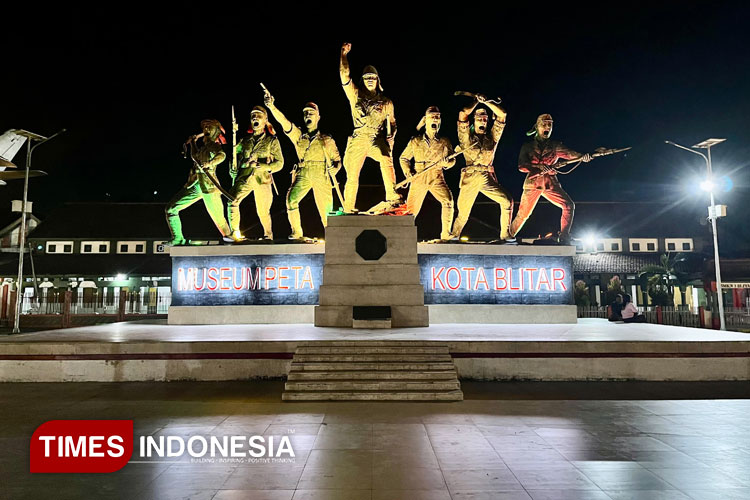 PETA heroes' statues stands on the main stage of the PETA Museum Blitar, commemorating important figures in the resistance against the Japanese occupation. (PHOTO: Ardana Pramayoga/TIMES Indonesia)