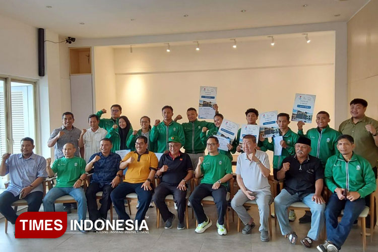 Acara apresiasi penyerahan penghargaan umrah bagi enam atlet PGSI Jatim peraih medali emas dalam PON Beladiri 2025, Minggu (26/10/2025) sore.(Foto : Lely Yuana/TIMES Indonesia)