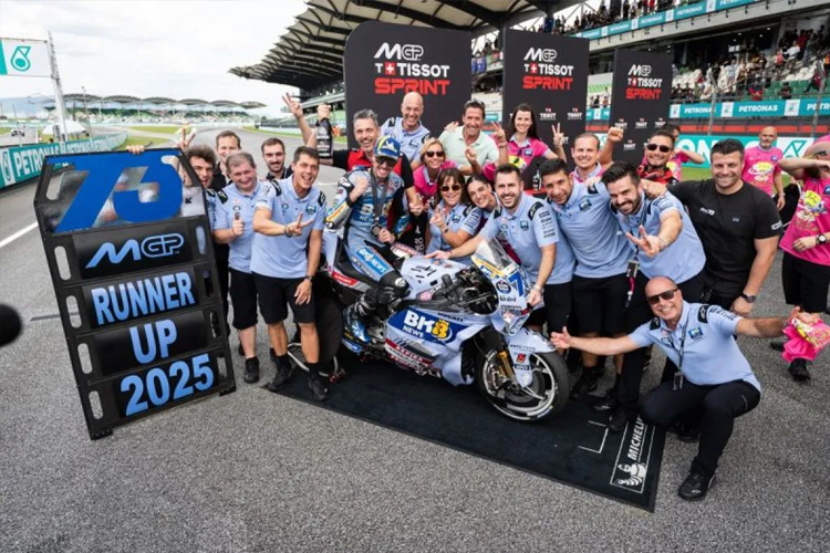 Pembalap BK8 Gresini Racing MotoGP Alex Marquez bersama tim merayakan kepastian menempati posisi runner-up MotoGP 2025 setelah sesi Sprint Race MotoGP Malaysia 2025 di Sirkuit Internasional Sepang, Sabtu (25/10/2025). (FOTO: ANTARA/HO-Gresini Racing)
