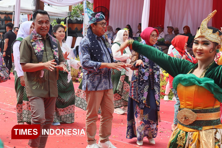Meriah dan megah pelaksanaan Batu Art Flower Carnival 2025 yang dilaksanakan Pemkot Batu untuk merayakan HUT ke 24 Kota Batu. (Foto: Muhammad Dhani Rahman/TIMES Indonesia)