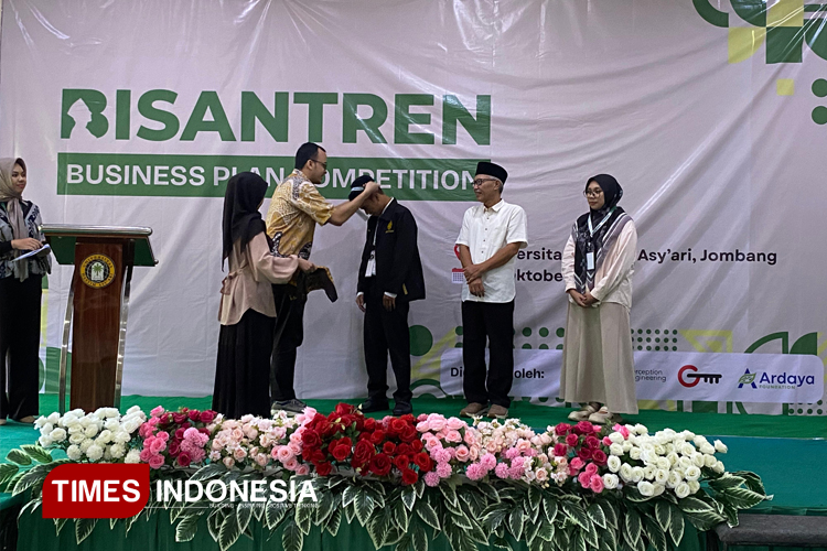 Opening pembukaan ajang kompetisi bisnis Bisantren 2025 yang berlangsung di Gedung Universitas Hasyim Asy’ari (Unhasy) Tebuireng, Jombang, Minggu (26/10/2025). (FOTO: Rohmadi/TIMES Indonesia)
