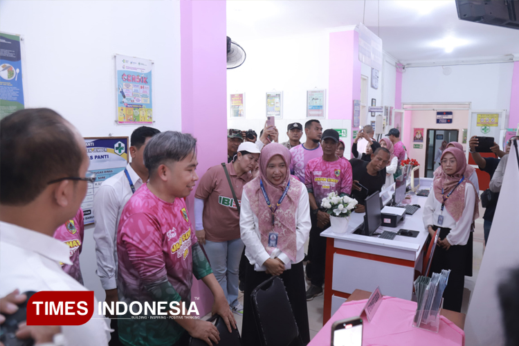 Bupati Jember Muhammad Fawait saat melakukan sidak di Puskesmas Panti pada rangkaian Bunga Desaku. (Foto: M. Abdul Basid / TIMES Indonesia)