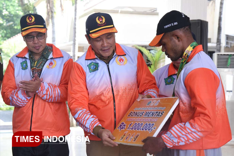 Bupati Sidoarjo Subandi bersama Ketua DPRD Sidoarjo Abdillah Nasih saat pemberangkatan atlet Sidoarjo pada ajang Porprov Jatim 2025. (FOTO: Dok. Kominfo)