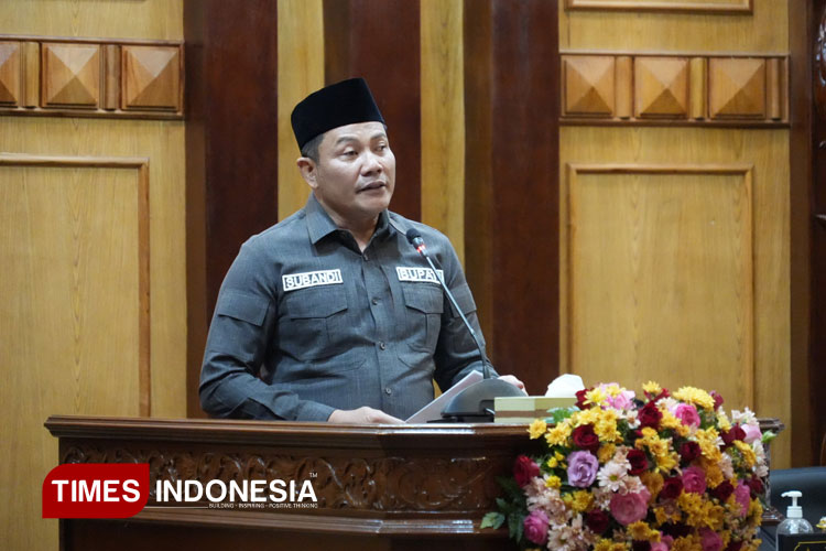 Bupati Sidoarjo saat memberikan jawaban atas Raperda Fasilitasi Pesantren di Gedung DPRD Sidoarjo. (FOTO: Syaiful Bahri/TIMES Indonesia)