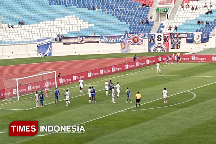 Eksekusi sepak pojok bagi tim tamu, dalam laga Arema FC melawan Borneo FC di Stadion Kanjuruhan, Kabupaten Malang, Minggu (26/10/2025) sore. (Foto: Amin/TIMES Indonesia)