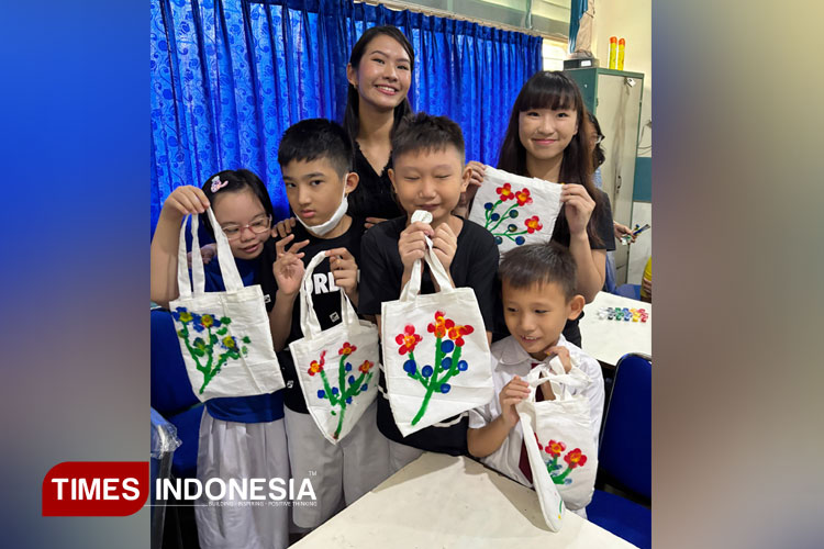 Gabriella-Cecilia-bersama-Murid-SLB-Tri-Asih-Jakarta.jpg