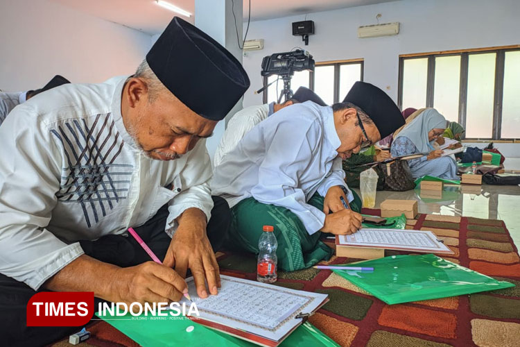 Gerakan guru ngaji muslimat NU menulis mushaf Al-Qur'an di Banyuwangi yang digagas oleh Yayasan Pendidikan Muslimat Nahdlatul Ulama. (FOTO: Ikromil Aufa/TIMES Indonesia)