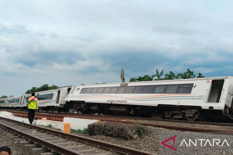 Sejumlah Perjalanan Kereta Api Dibatalkan Akibat KA Purwojaya Anjlok di Bekasi