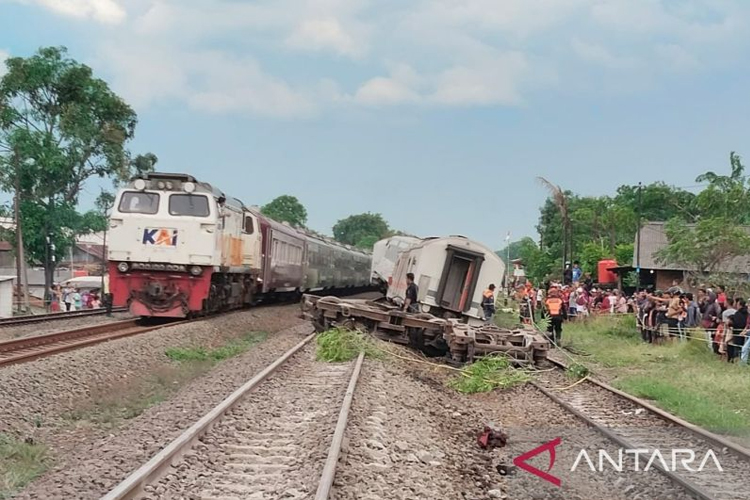 Kondisi KA Purwojaya yang anjlok di wilayah Bekasi, Jabar, Sabtu (25/10/2025). (Foto: ANTARA/Ali Khumaini)