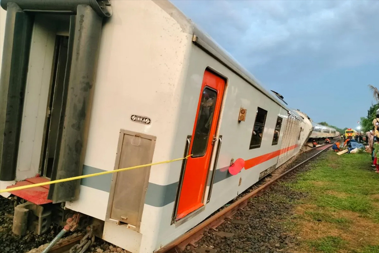 Kereta Api (KA) Purwojaya (KA 58F) relasi Gambir – Cilacap di emplasemen Stasiun Kedunggedeh pada Sabtu (25/10/2025). (FOTO: ANTARA/HO-PT KAI Daop 1 Jakarta.)