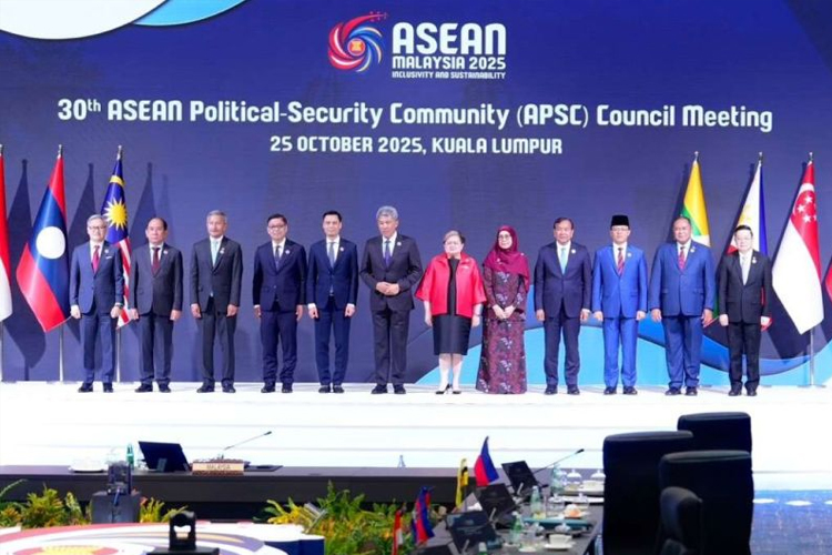 Para menteri luar negeri negara-negara ASEAN dalam Pertemuan ke-30 Dewan Komunitas Politik-Keamanan ASEAN (APSC) yang diselenggarakan dalam rangkaian Konferensi Tingkat Tinggi (KTT) ke-47 ASEAN di Kuala Lumpur, Malaysia, Sabtu (25/10/2025). (ANTARA)