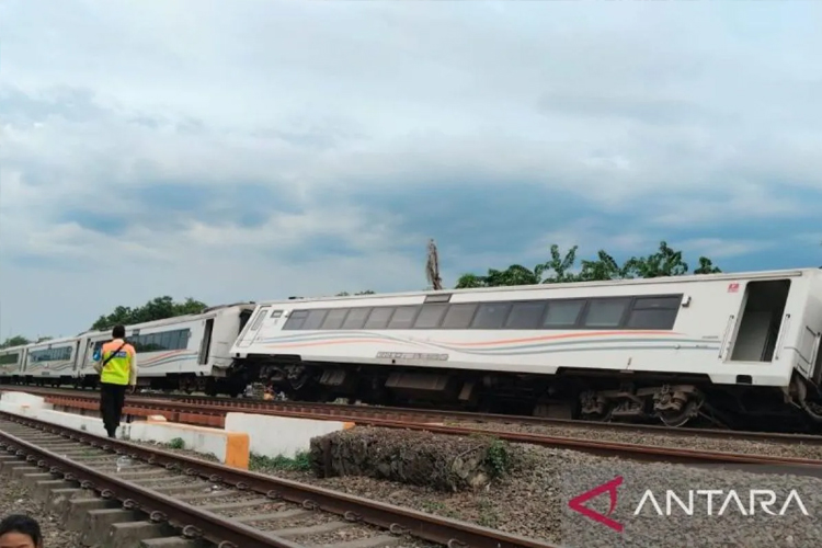 Kereta anjlok di dekat Stasiun Kedung Gedeh Bekasi. (FOTO: ANTARA/Ali Khumaini)
