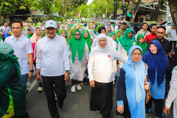 Gubernur Khofifah Hadiri Jalan Sehat Hari Santri 2025 Bersama Ribuan Warga Lamongan