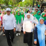Gubernur Khofifah Hadiri Jalan Sehat Hari Santri 2025 Bersama Ribuan Warga Lamongan