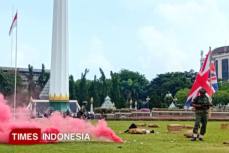 Komunitas Front Kolosal Soerabaja tampil dalam teatrikal pertempuran New Kompi Maling Matosin di halaman Tugu Pahlawan Surabaya. Minggu (26/10/2025). (Foto: Della Nur Khofiah/TIMES Indonesia)