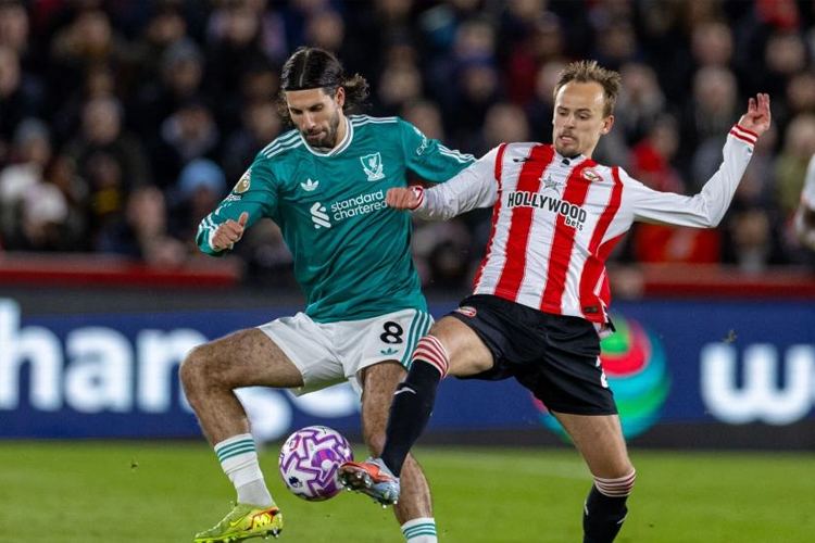 Gelandang serang Liverpool Dominik Szoboszlai berduel dengan pemain Brentford. Dalam pertandingan ini Liverpool kalah 2-3 yang menjadi kekalahan keempat beruntun di Premier League. (foto: Liverpool FC)