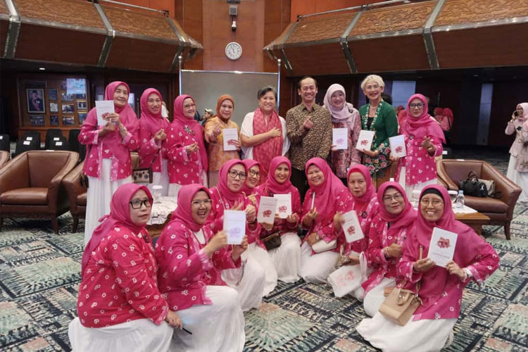 Wakil Ketua MPR RI Lestari Moerdijat saat peluncuran buku bertajuk 'Soal Jawab Seputar Kanker Payudara' yang ditulis dr Inez Nimpuno, MPS, MA.