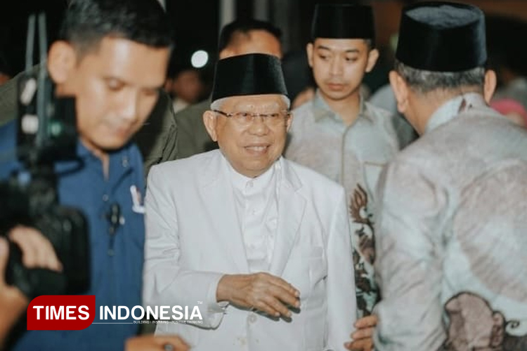 Wakil Presiden RI 2019–2024 Prof. Dr. KH. Ma’ruf Amin saat menghadiri puncak peringatan 2 Abad PPBU Tambakberas di Gedung Serbaguna Hasbullah Said Tambakberas Jombang, Sabtu (25/10/2025) malam. (FOTO: Rohmadi/TIMES Indonesia)