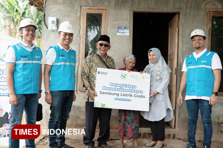 Warga Sumringah Berkat Listrik Gratis PLN EPI, PLN UID Jatim dan PLN UP3 Banyuwangi