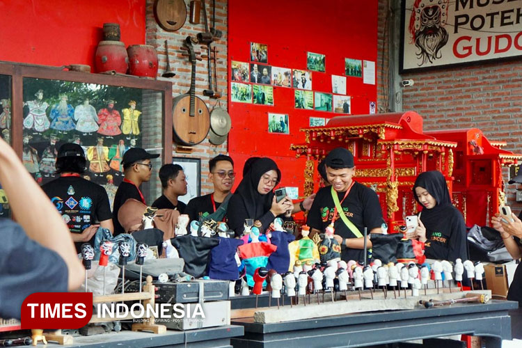 Para influencer saat berkunjung di Klenteng Hong San Kiong Gudo, Jombang. (FOTO: Rohmadi/TIMES Indonesia)
