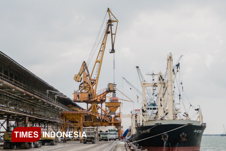 Pelabuhan milik PT Petrokimia Gresik (Foto: Akmal/TIMES Indonesia).