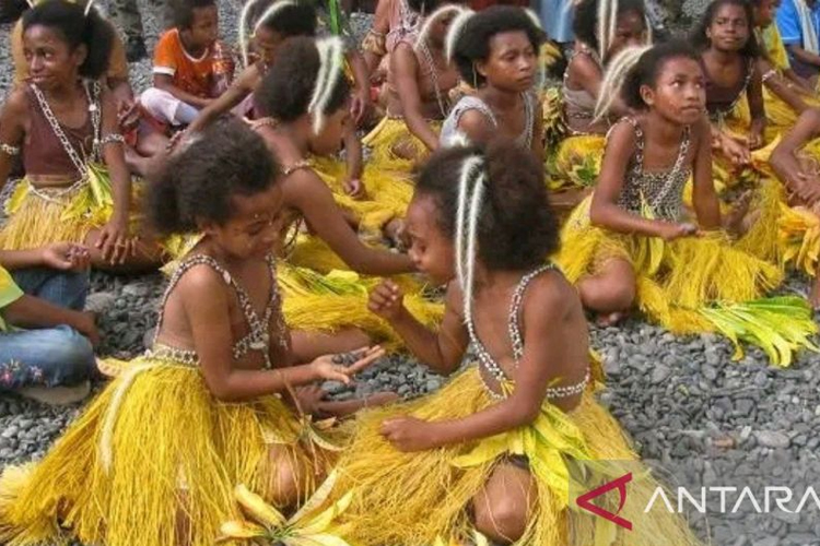 Pentas seni dan budaya oleh anak-anak di Pantai Amai, Distrik Depapre, Kabupaten Jayapura, Provinsi Papua. (Foto: ANTARA/Agustina Estevani Janggo)