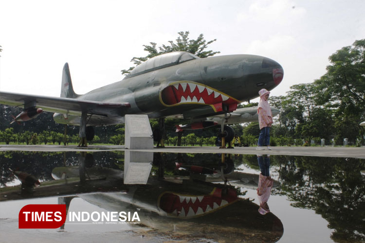 Replika-Patung-Pesawat-Tempur.jpg