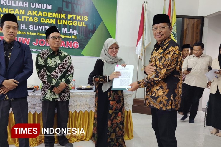 Ketua STIT-UW Jombang Dr. Hj. Zahrotun Ni’mah Afif, M.Pd. saat menerima SK Prodi baru yakni S2 PAI dan S1 Tadris Bahasa Inggris dari Direktur PTKI RI, Prof. Dr. H. Suyitno, M.Ag, di Aula lantai empat STIT UW Jombang. (FOTO: Rohmadi/TIMES Indonesia)