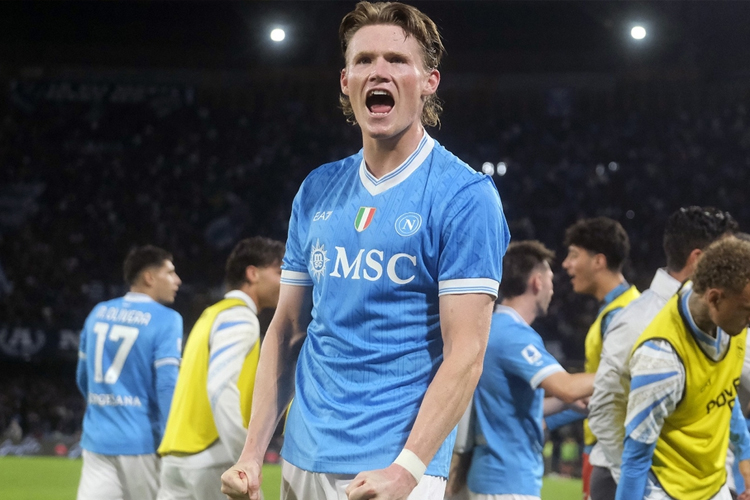 Pemain Napoli Scott McTominay merayakan golnya ke gawang Inter Milan. Dalam pertandingan ini, Napoli menang 3-1 dan berhasil naik ke posisi puncak klasemen sementara Serie A. (foto: BeinSport).