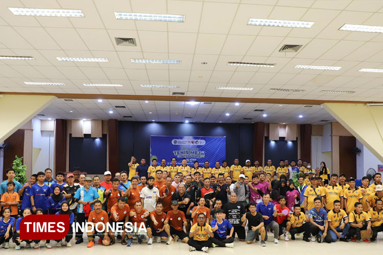 Seluruh-pemain-berfoto-bersama-para-undangan.jpg