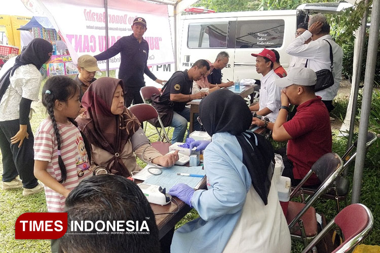 Tenda PMI Jember yang ramai diserbu emak-emak untuk melakukan donor darah di Bunga Desaku (Foto : M. Abdul Basid / TIMES Indonesia)