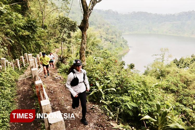 Tim panitia Trail Run saat melakukan uji rute sepanjang 9K. (FOTO: Abdul Jalil/TIMES Indonesia)