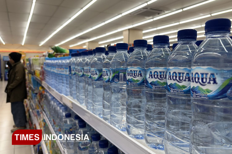 Ilustrasi peredaran air mineral merek Aqua kemasan botol dan galon. (Foto: Tria Adha/TIMES Indonesia)