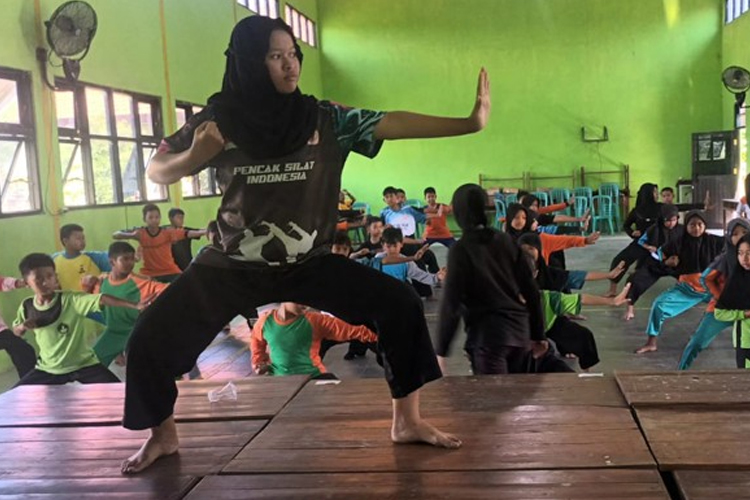 Cetak Generasi Berprestasi, PJOK Sawahan Fasilitasi Siswa di Madiun Latihan Pencak Silat