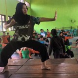 Cetak Generasi Berprestasi, PJOK Sawahan Fasilitasi Siswa di Madiun Latihan Pencak Silat