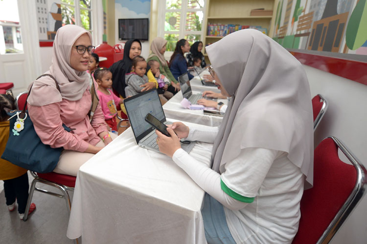 Seorang ibu berkonsultasi dengan tenaga medis dalam Gerakan Anak Sehat Bebas Stunting di Yogyakarta. (FOTO: Pemkot Yogyakarta)