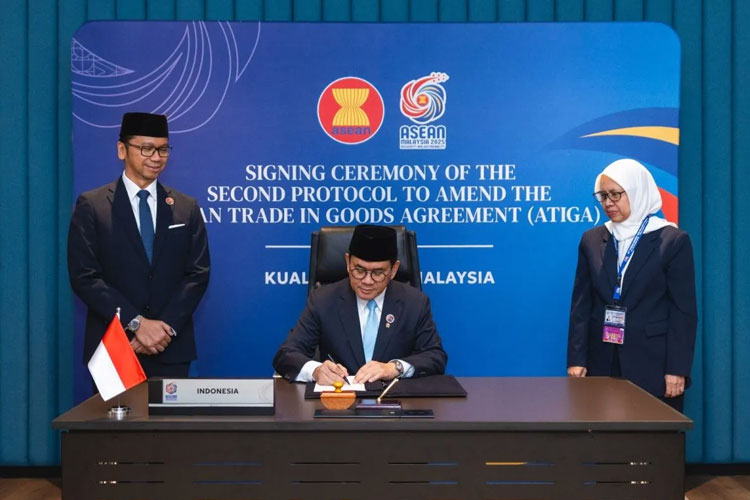 Menteri Perdagangan Budi Santoso (tengah) menandatangani naskah perjanjian The Second Protocol to Amend the ASEAN Trade in Goods Agreement (ATIGA Upgrade) di sela KTT ke-47 ASEAN di Kuala Lumpur, Malaysia, Sabtu (25/10/2025). (FOTOANTARA/HO-Kemendag)