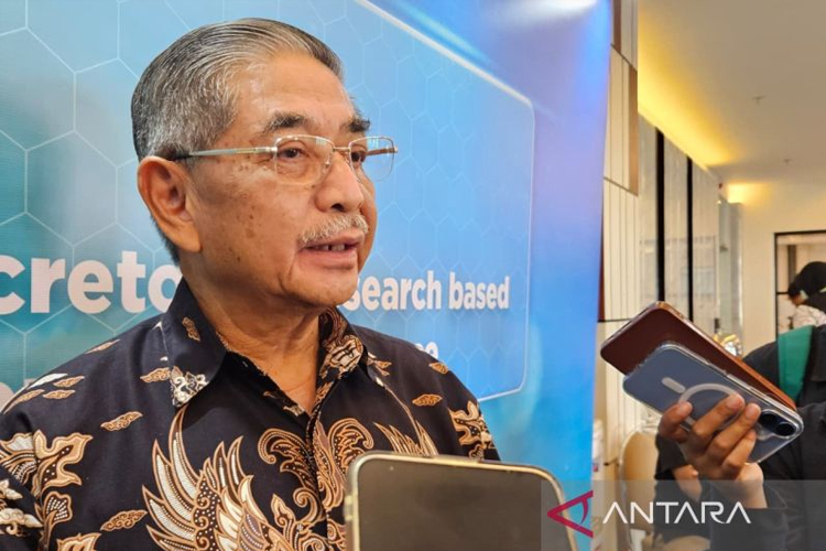 Ketua Komite Sel Punca Amin Soebandrio dalam acara peluncurkan Program Penelitian Berbasis Pelayanan Stem Cell di Jakarta, Senin (27/10/2025). (FOTO: ANTARA/Mecca Yumna)