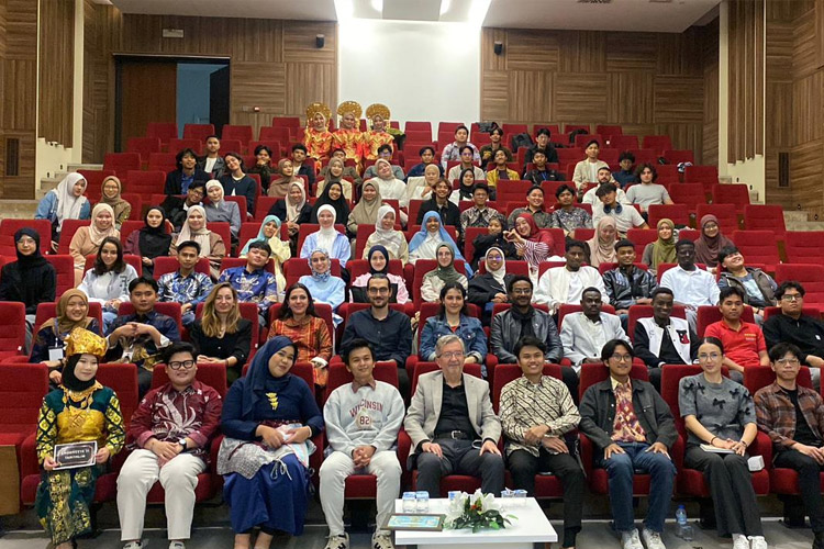 Anggota-PPI-BUrsa-memeperenalkan-Indonesia-a.jpg