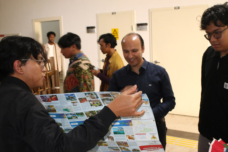 Anggota PPI BUrsa memeperenalkan Indonesia ke penduduk Turki melaui pamflet. (FOTO: PPI Bursa)