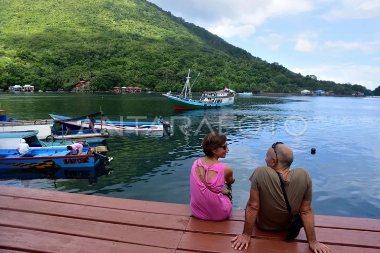 Foto arsip - Sejumlah wisatawan mancanegara menikmati suasana di lokasi wisata Banda Neira, Maluku, Jumat (14/10/2022). (ANTARA FOTO/FB Anggoro/tom)