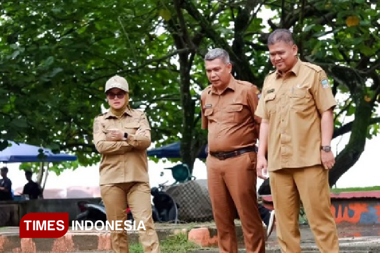 Bupati Pangandaran beserta Kepala dan Sekretaris DPUTRPRKP saat meninjau fasilitas wisata di kawasan wisata Pangandaran. (Foto: Acep Rifki Padilah/TIMES Indonesia)