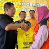 Rayakan HUT ke-61, Golkar Sidoarjo Bagikan Ribuan Paket Sembako kepada Warga